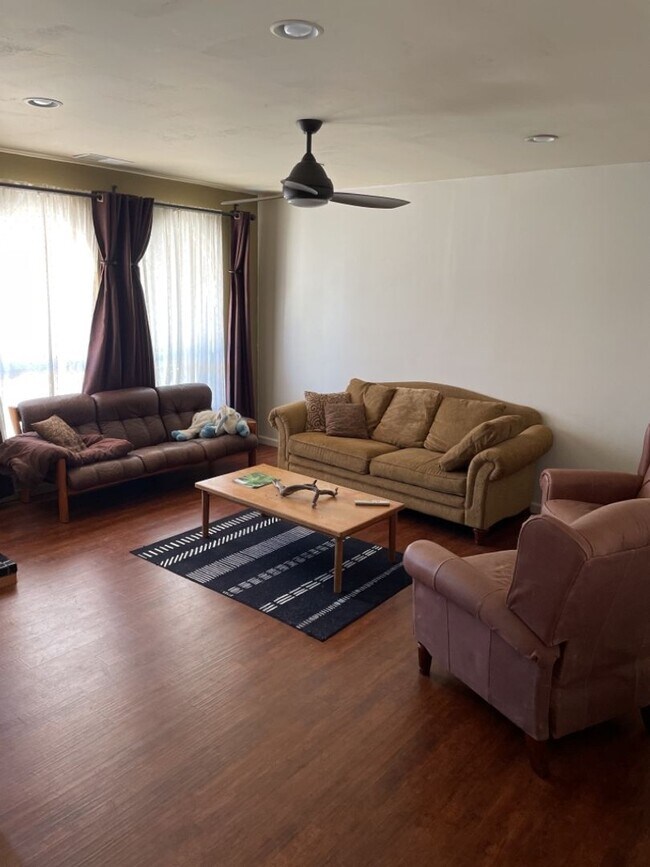 Foto del edificio - 1321-1321 E 8th St