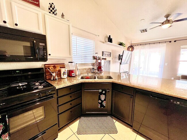Foto del edificio - STYLISH SERENITY - 3 bed/2 bath Furnished Home with RV/Boat Parking