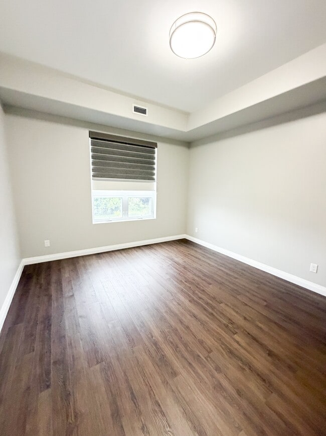 Building Photo - 347 Hyland Dr