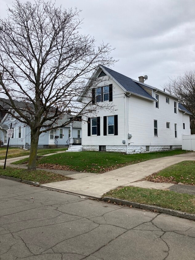 1335 W 24th St Unit 2, Erie, PA 16502 1335 W 24th St Erie, PA