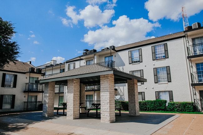 Picnic Areas - 1540 Apartments