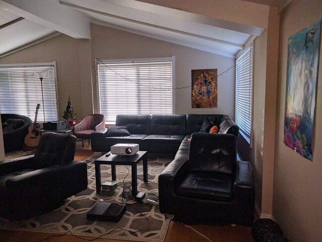 Foto del edificio - 29500 Heathercliff Rd