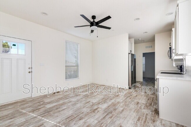 Building Photo - 15914 Dauchy Ave