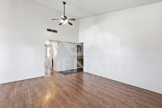 Building Photo - 808 S Langley Ave