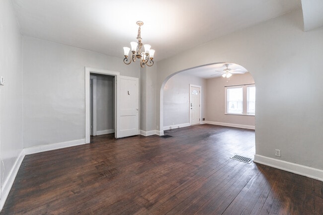 Building Photo - 1619 E Tabor St