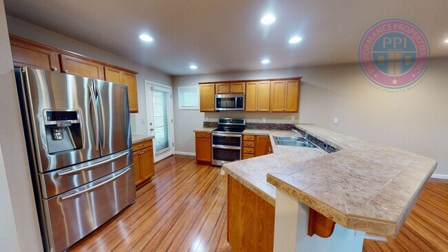 Building Photo - Beaverton - Stylish, Light & Bright, Close To Nike & Intel