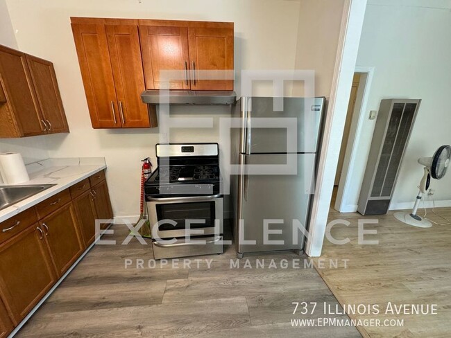 Building Photo - Charming 2/1 Duplex with Modern Amenities