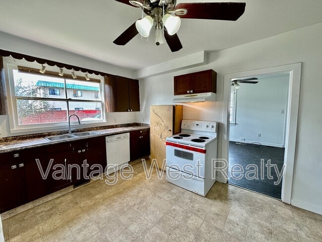 Building Photo - 515 Rutland Rd N