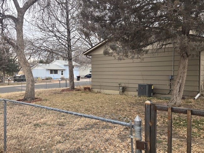 Building Photo - 807 Hutchinson Dr