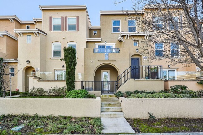 UPDATED LARGE 1600 sq/ft 3BR/3.5BA Central... - UPDATED LARGE 1600 sq/ft 3BR/3.5BA Central... Townhome