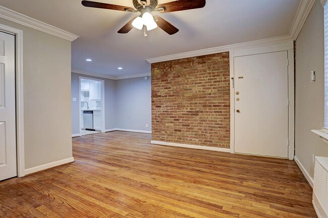 Building Photo - 2647 Greenbriar Dr