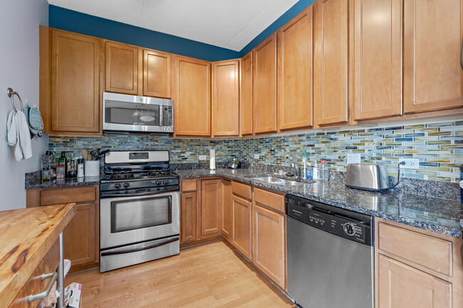 Building Photo - 909 W Washington Blvd