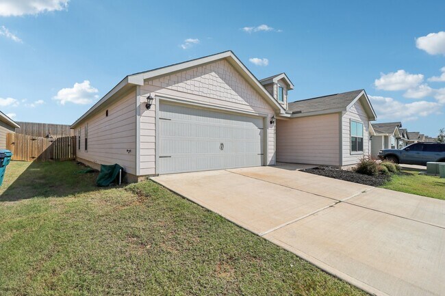 Building Photo - 3909 Crown Ct