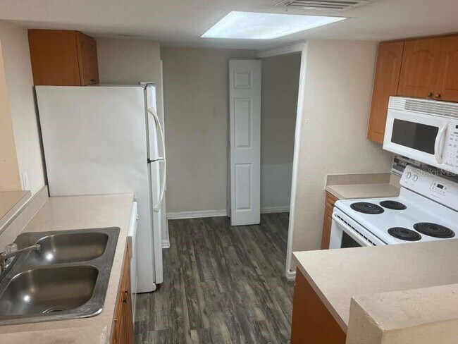 Building Photo - 2531 Fan Palm Dr