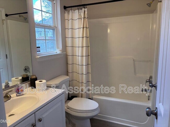 Foto del edificio - 144 Holly Mountain Rd