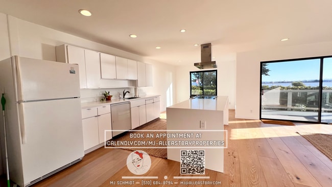 Foto del edificio - One of a kind 2bd/2bth with breathtaking views of the Bay, includes water, garbage, 1 parking spo...