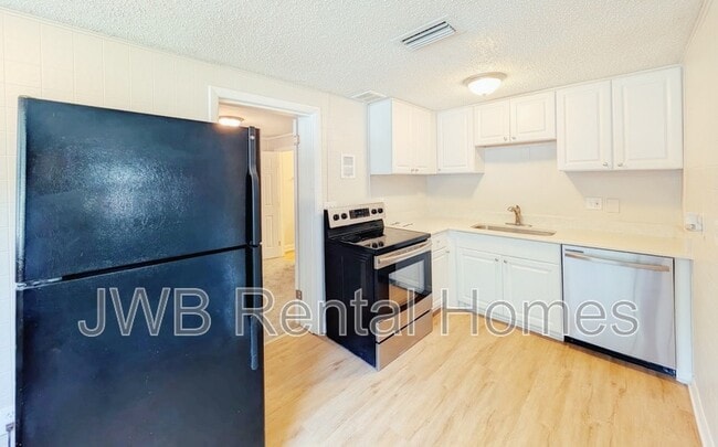 Building Photo - 8740 Free Ave