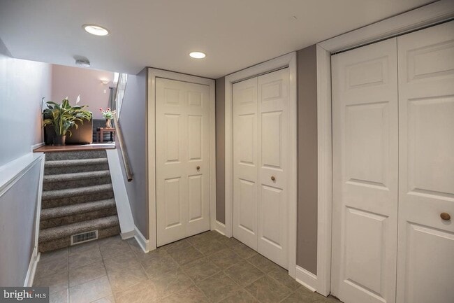 Building Photo - 127 Kings Croft Dr