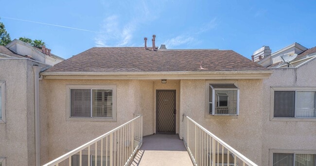 Building Photo - Charming 2 Bed Condo