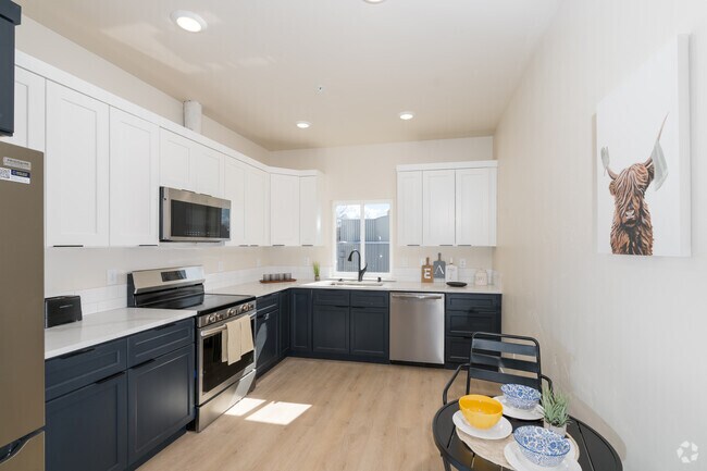 2 habitaciones, 2 baños - 905 pies cuadrados - Cocina - Discover Clearwater Lofts!