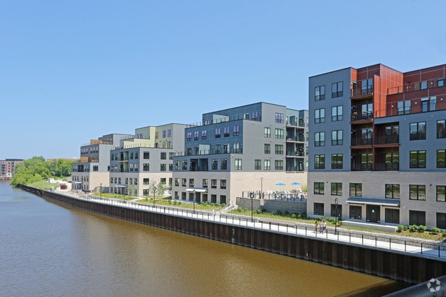 Building Photo - River House