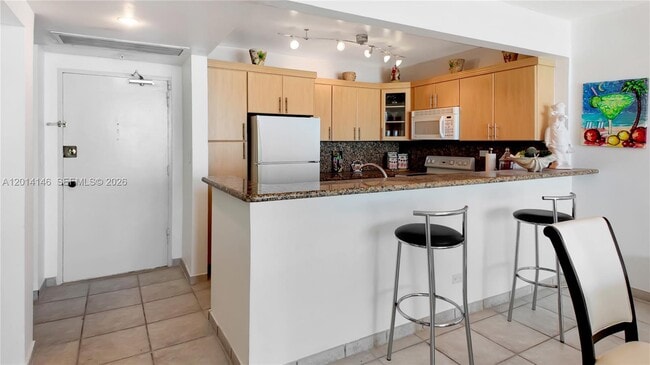 Building Photo - 5601 Collins Ave
