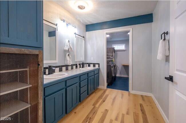 main shared bath - 432 N Yodel Ln