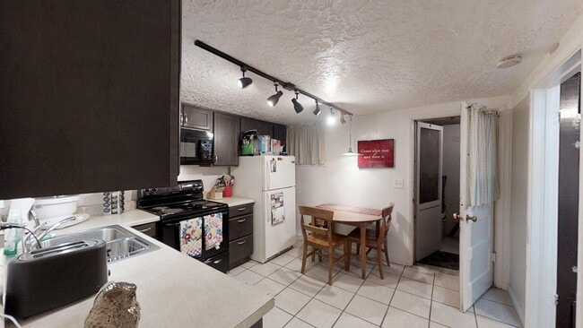 Building Photo - 441 600 E