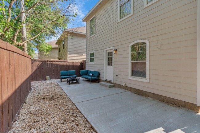 Foto del edificio - 5822 Santa Bernadetta