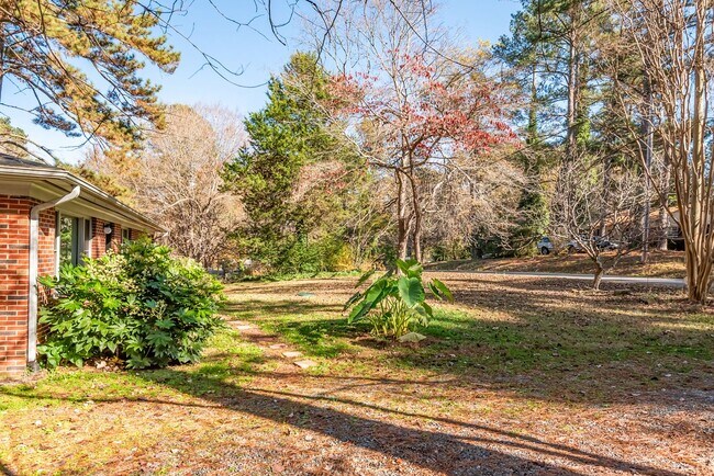 Foto del edificio - Charming 3-Bedroom Home with Updated Featu...