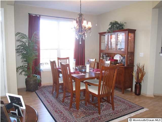 Building Photo - 208 Hidden Lake Dr