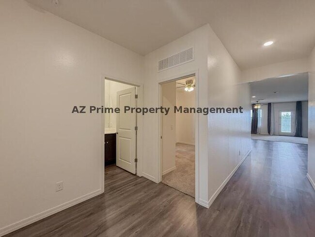 Foto del edificio - 5815 N 195th Dr