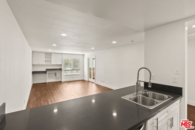 Building Photo - 16550 Vanowen St