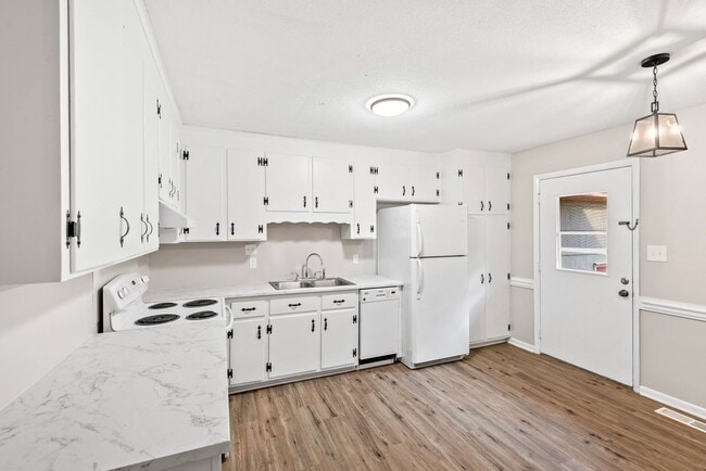 Foto del edificio - Renovated 2 bedroom townhome 5 miles from downtown Raleigh!