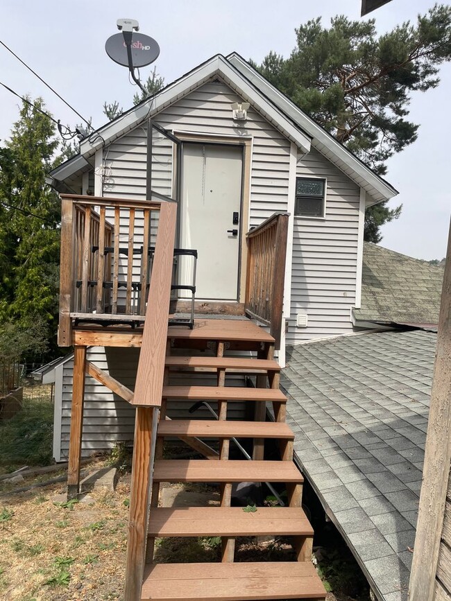 Building Photo - 635 SE Holbrook St