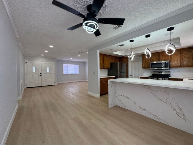 Foto del edificio - Beautifully Remodeled 3 Bed, 2 Bath $1,795.00