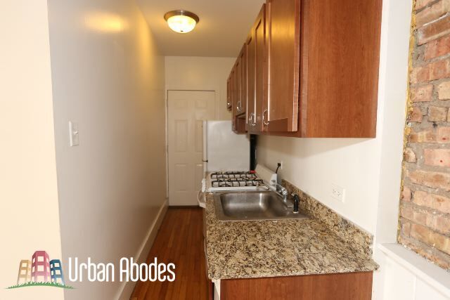 Building Photo - 953 W Cornelia Ave