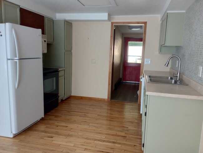 Kitchen to back porch. - 28057 Knowles Rd