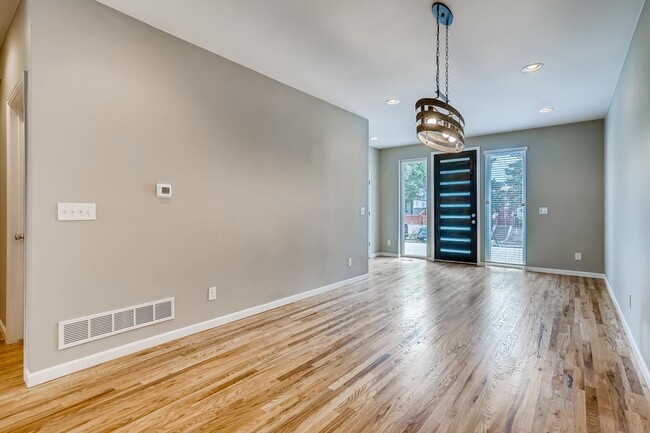 Building Photo - Beautiful Townhome for Rent