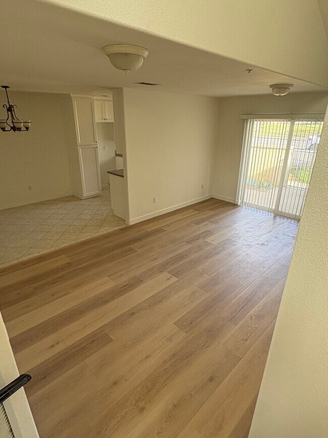 Sala de estar y patio - 2946 S Campus Ave