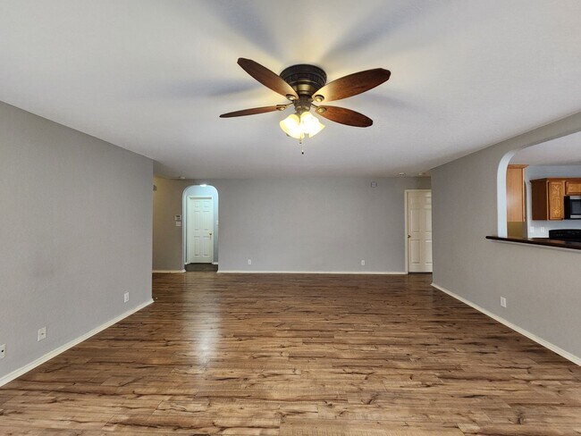 Foto del edificio - No Carpet / Storage Shed / Back Patio  /  ...