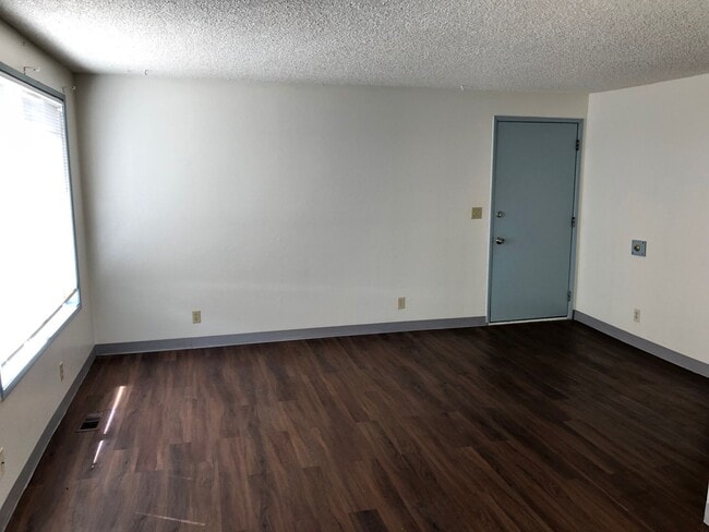 Building Photo - 2 Bedroom, 1 Bathroom Downstairs Apartment - 4-Plex