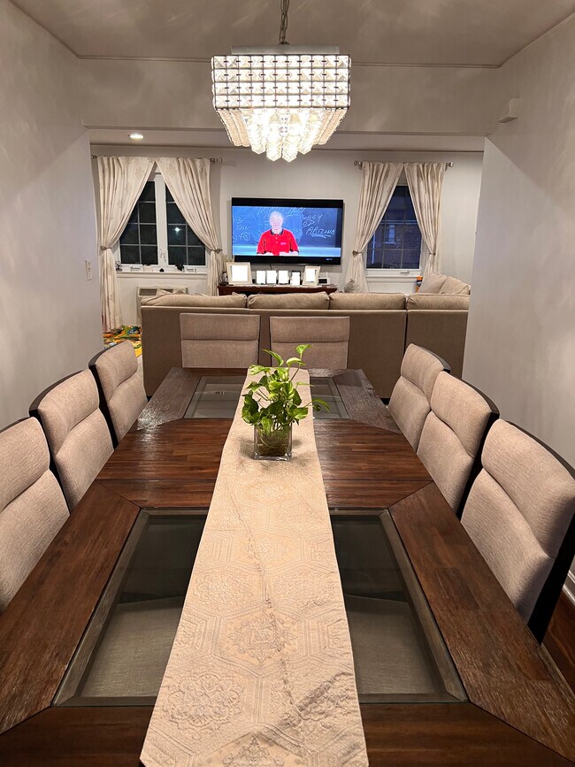 Comedor con vista de la sala de estar - 61 Troy Dr