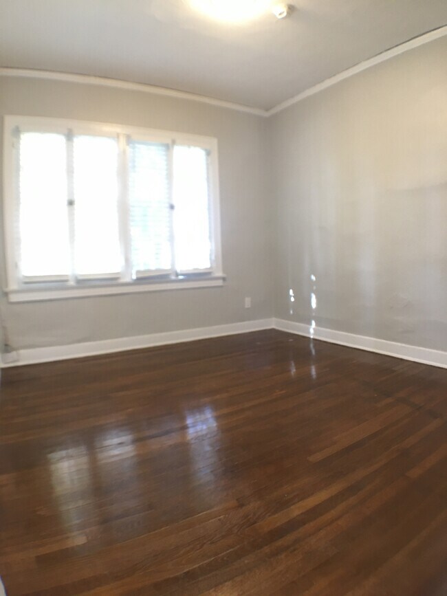 Light and Airy Bedroom :) - 832 N Poinsettia Pl