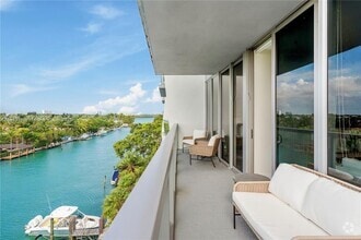 Building Photo - 9940 W Bay Harbor Dr
