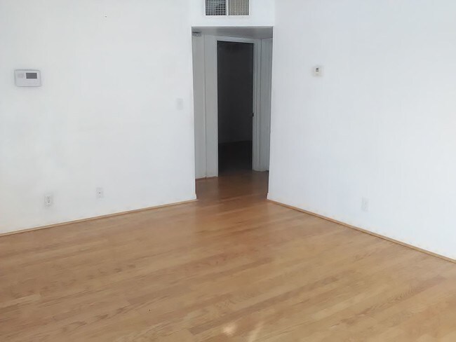 Building Photo - 2220 W Morten Ave