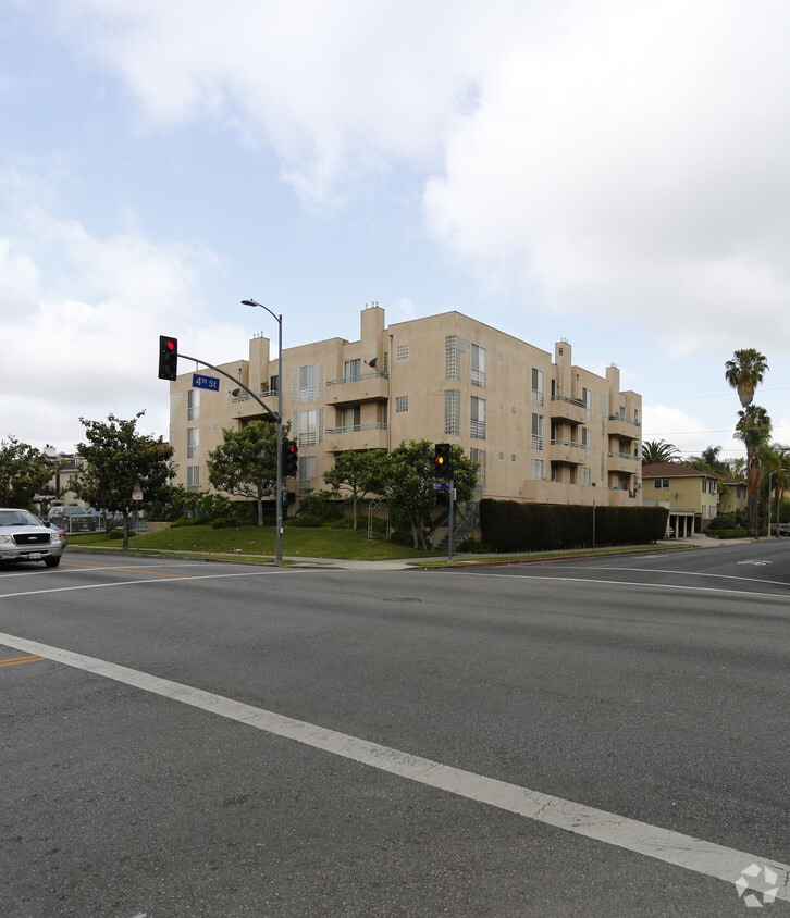 Primary Photo - 405 S Wilton Pl