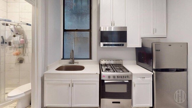 Building Photo - 221 E 83rd St