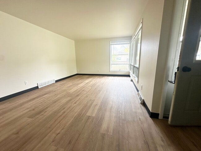 Building Photo - 490 St Bernard Dr