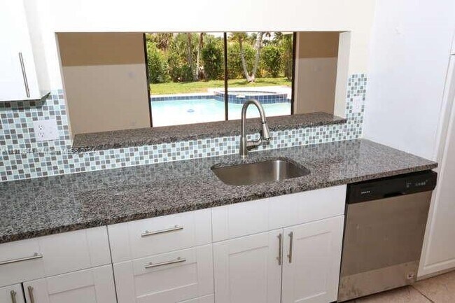 Building Photo - 9312 Sun Pointe Dr